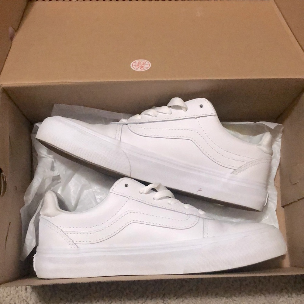 Delux comfort white low rise leather skater shoes